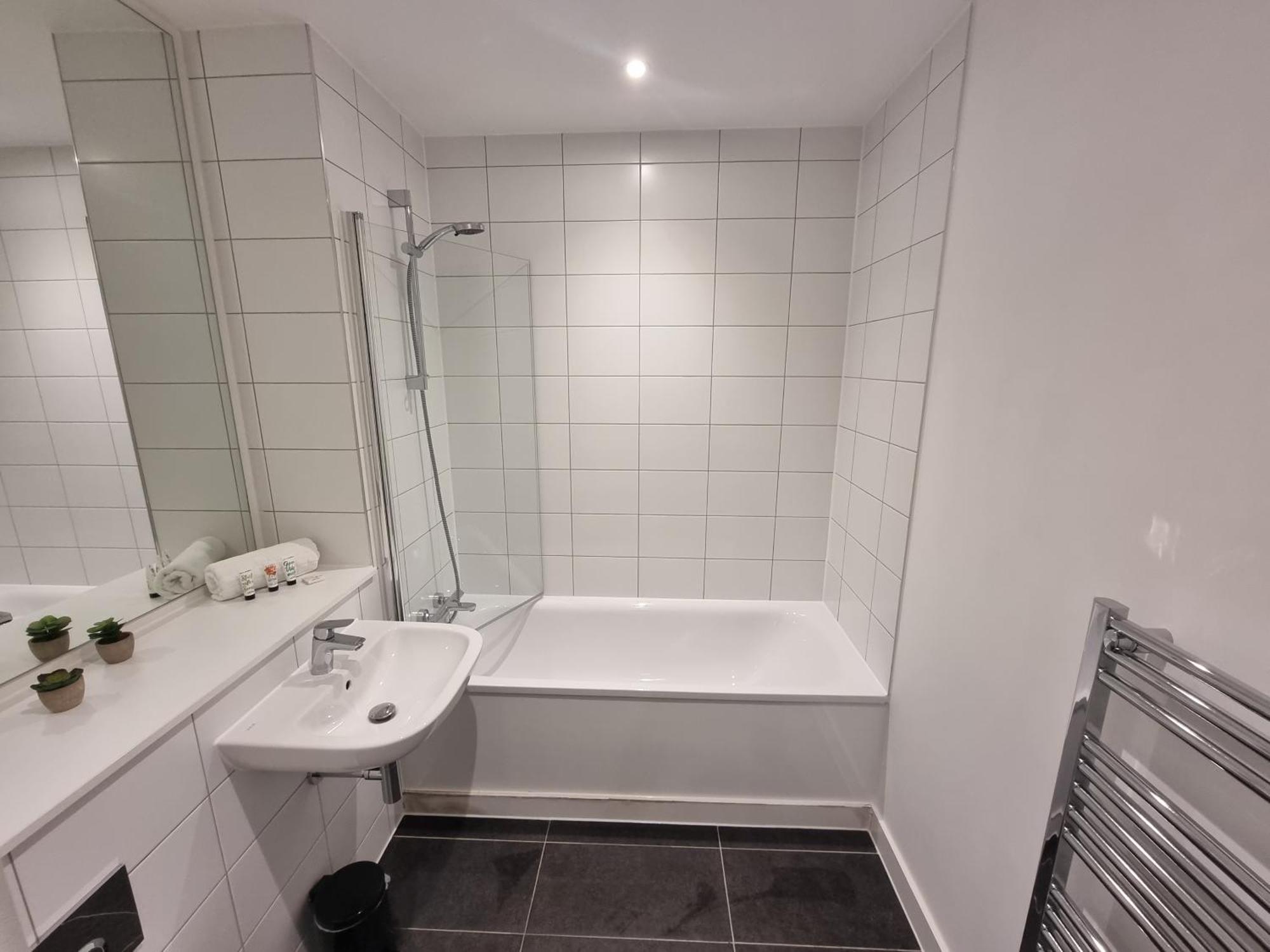 Trafford Suite Modern 1 Bed With Cinema Room แมนเชสเตอร์ ภายนอก รูปภาพ